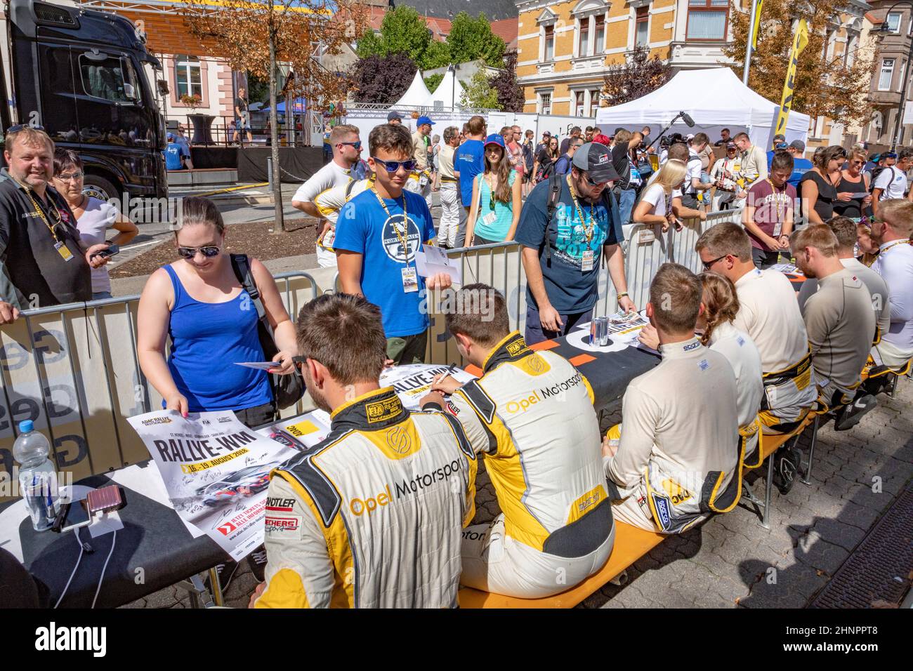 Rally WM a Sankt Wendel nel Saarland, Germania. Al primo giorno i piloti si presentano al pubblico con autografi e interviste Foto Stock