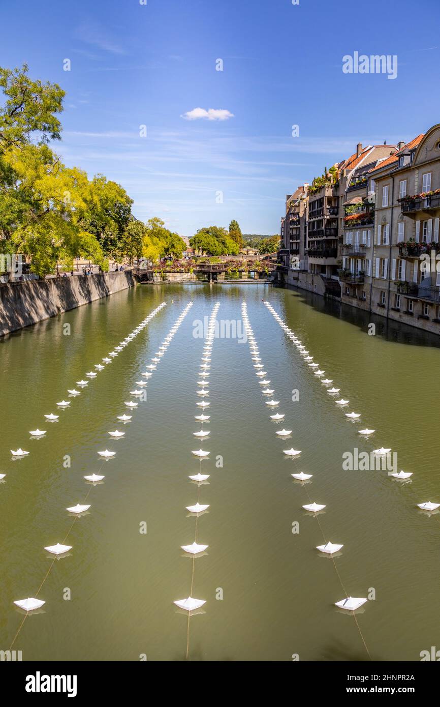 Piccole navi di plastica piegate coprono la mosella a Metz in un modo strutturato organizzato Foto Stock