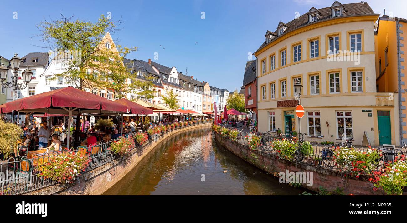Centro di Saarburg con torrente e ristoranti sul lungomare. Il torrente è la fonte per i mulini ad acqua in fondo alla valle Foto Stock