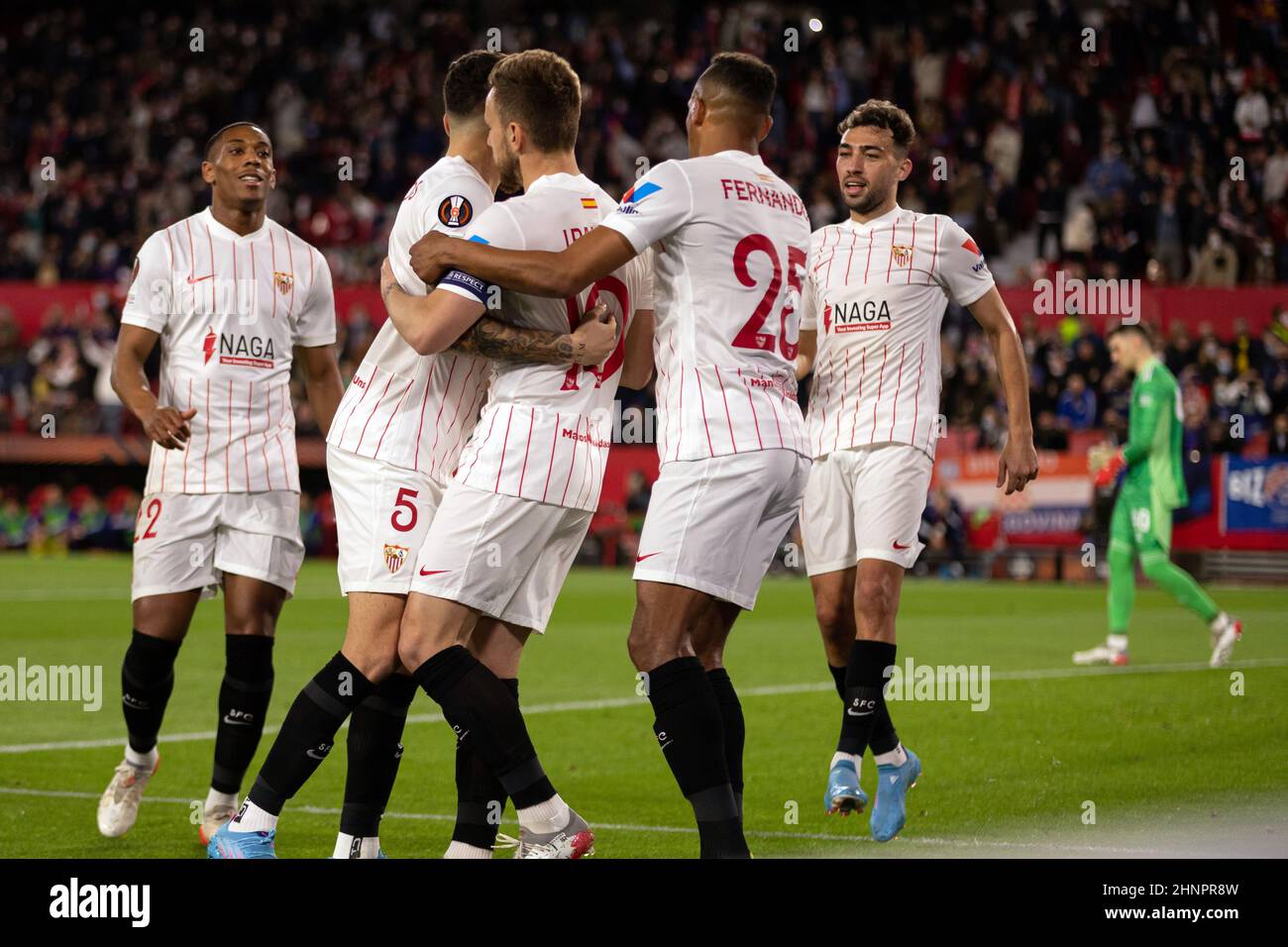 Siviglia, Spagna. 1st Feb 2022. Ivan Rakitic (10) del Sevilla FC segna per 1-0 dal punto di rigore durante la partita della UEFA Europa League tra Sevilla FC e Dinamo Zagreb all'Estadio Ramon Sanchez Pizjuan di Siviglia. (Photo Credit: Gonzales Photo/Alamy Live News Foto Stock