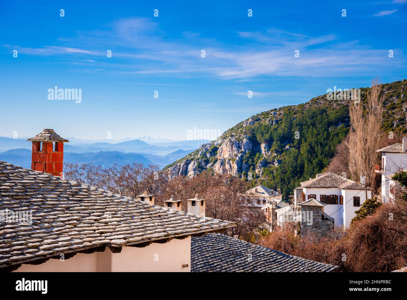 Villaggio greco tradizionale di Makrinitsa sul monte Pelion nella Grecia centrale. Foto Stock