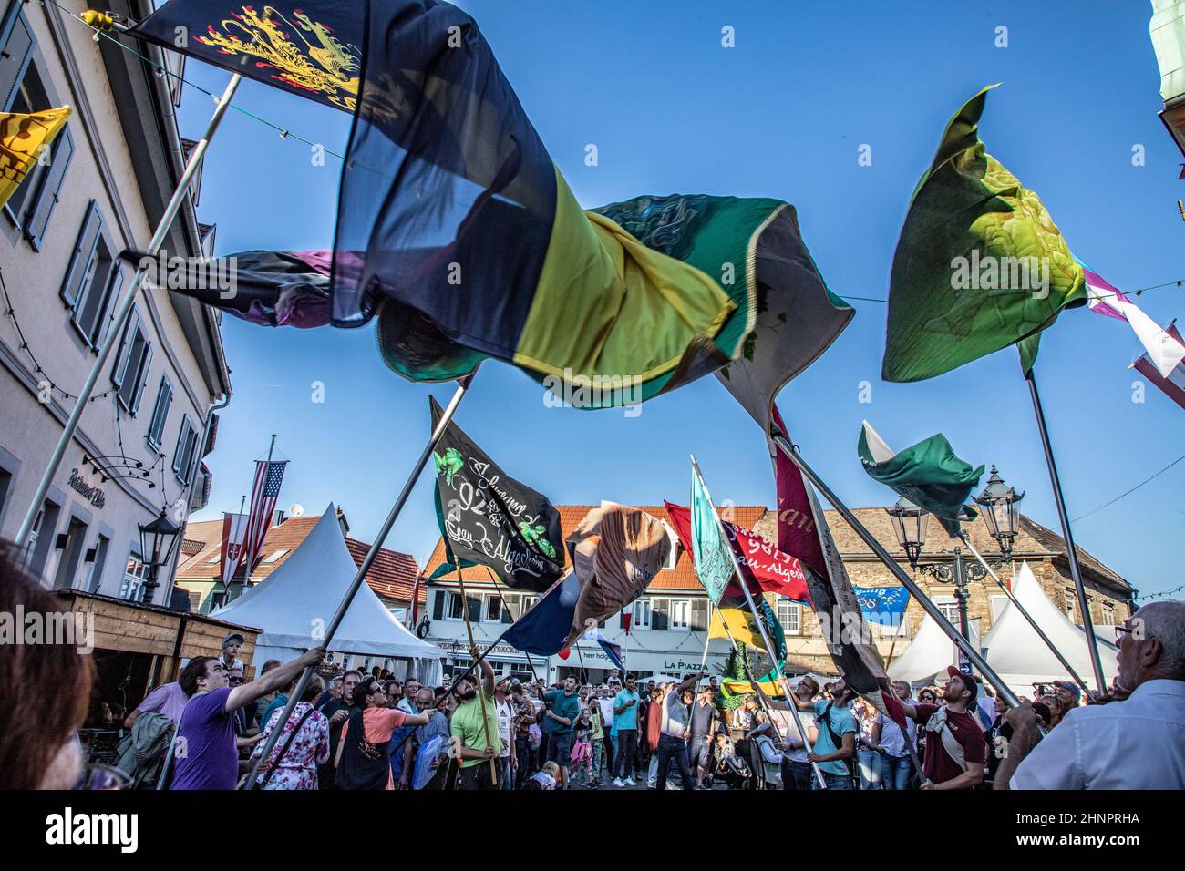 La gente festeggia l'oscillazione della bandiera al festival del vino di Gau-Algesheim Foto Stock
