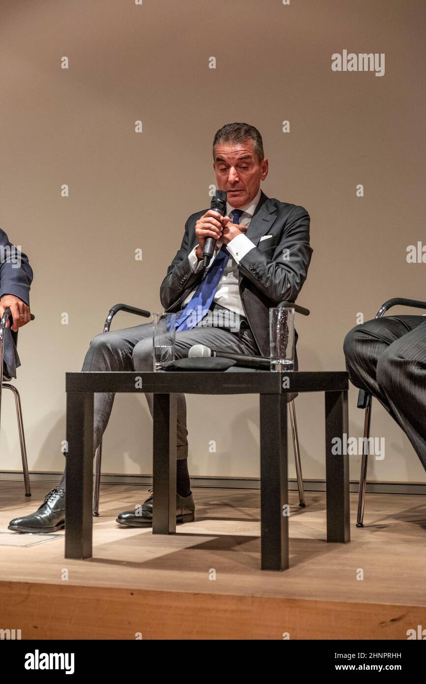 Michel Friedmann in una discussione sul podio nella serie Open Books sulla situazione politica reale in Germania Foto Stock