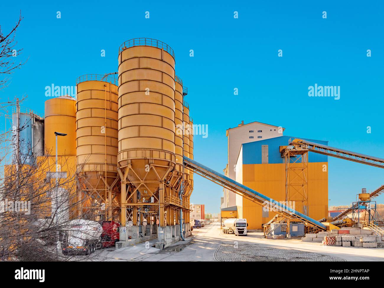 silo per il caricamento di materiale da costruzione su camion Foto Stock