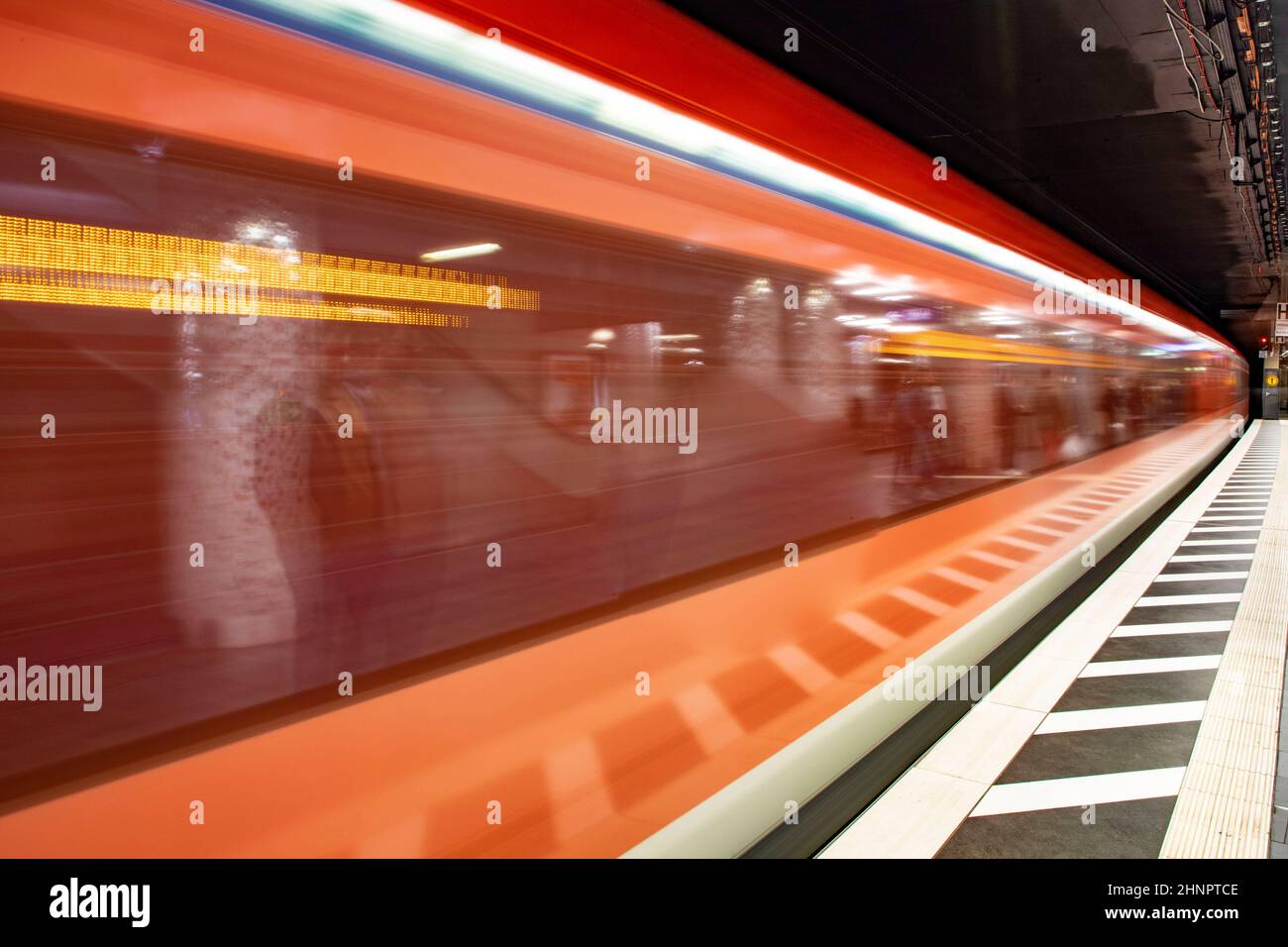 movimento sfocato del treno della metropolitana che entra nella stazione ferroviaria Foto Stock