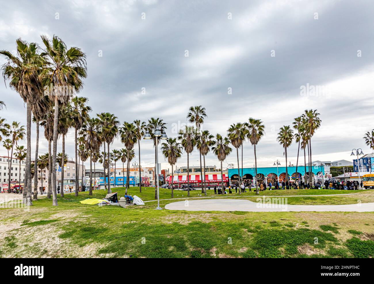 Spiaggia panoramica di Venezia con palme e gente Foto Stock