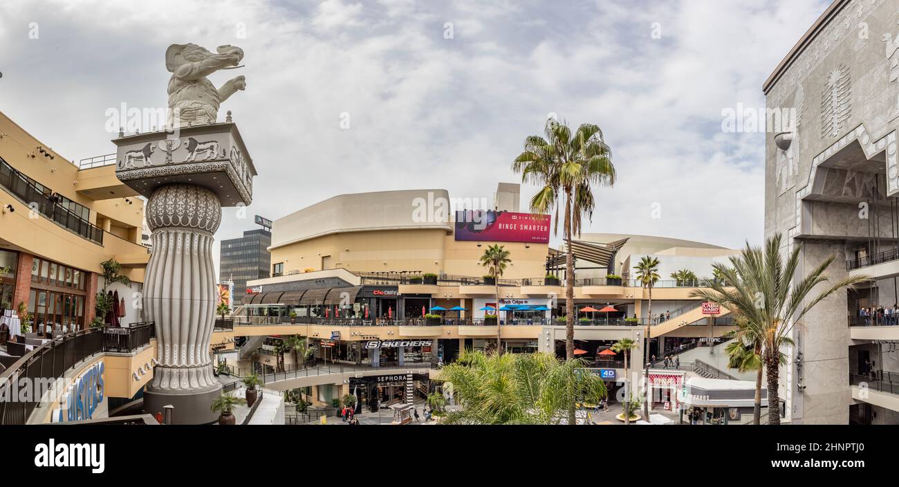 Hollywood e Highland complesso con negozi e ristoranti e famosi elefanti Foto Stock