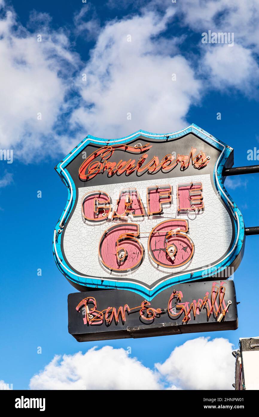 Segnaletica della Route 66 sotto il cielo blu chiaro Foto Stock