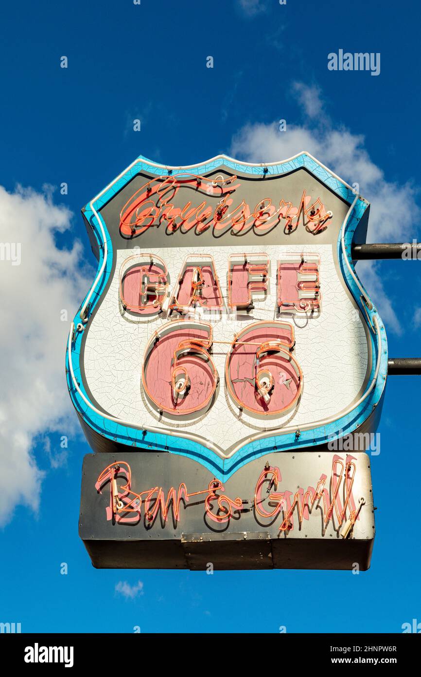 Route 66 cafe neon segno per un bar e grigliate sotto il cielo blu chiaro in Williams Foto Stock