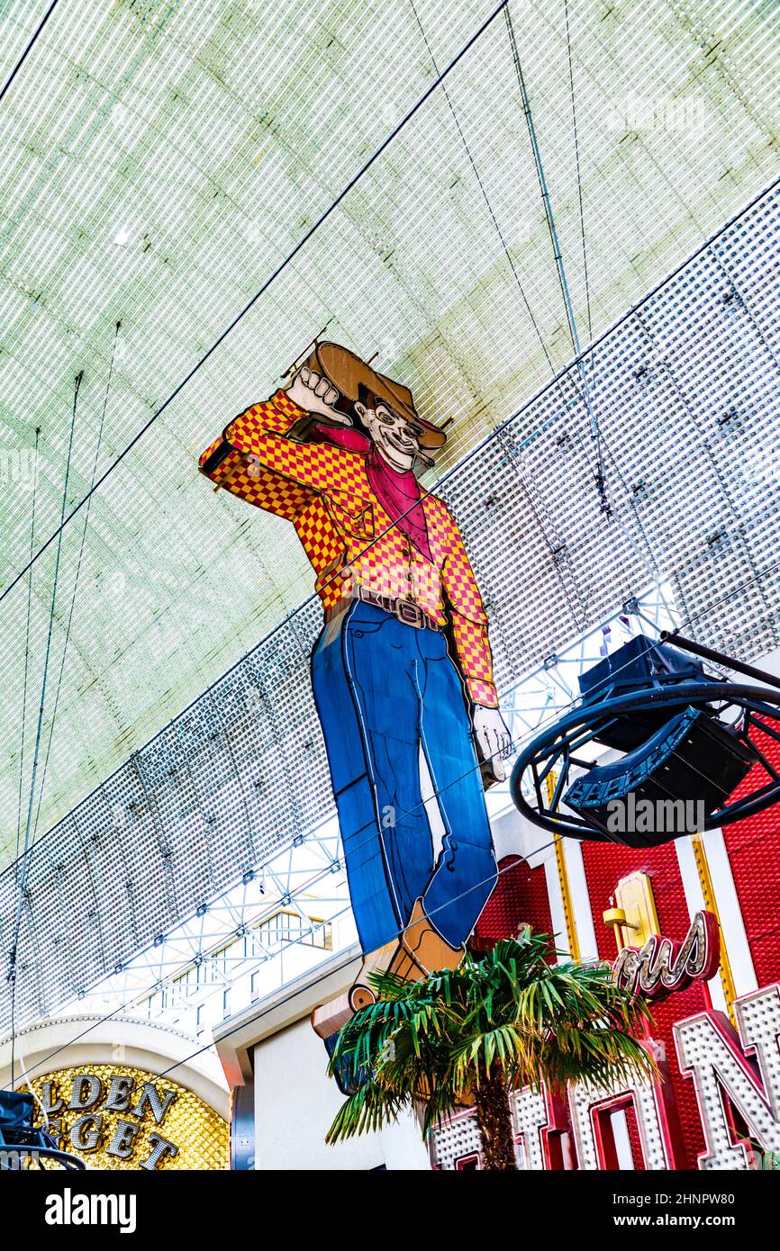 Famoso cartello al neon dei cowboy in alto sopra Fremont Street. Foto Stock