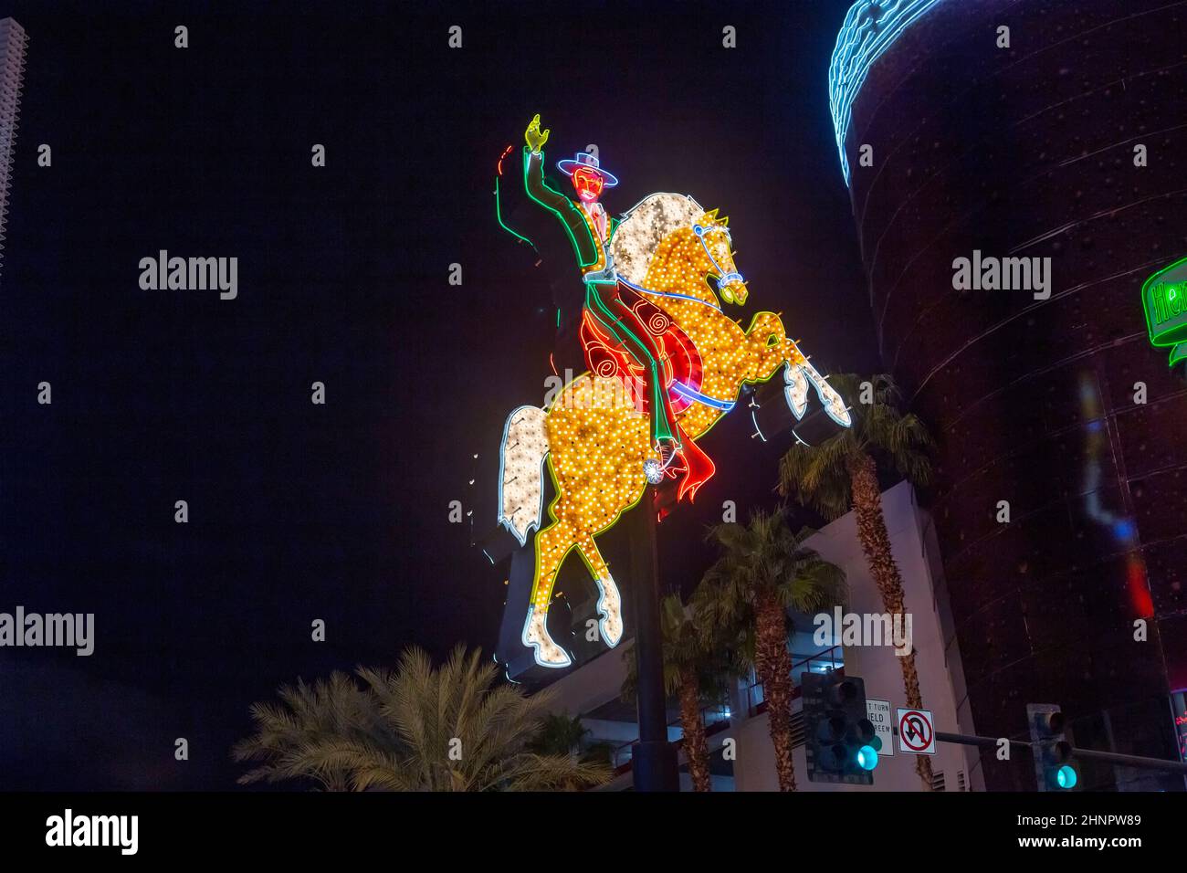 Il colorato cavallo al neon e l'insegna del pilota dell'ex Hacienda Hotel saluta i visitatori alla Fremont Street Experience a Las Vegas, Nevada Foto Stock