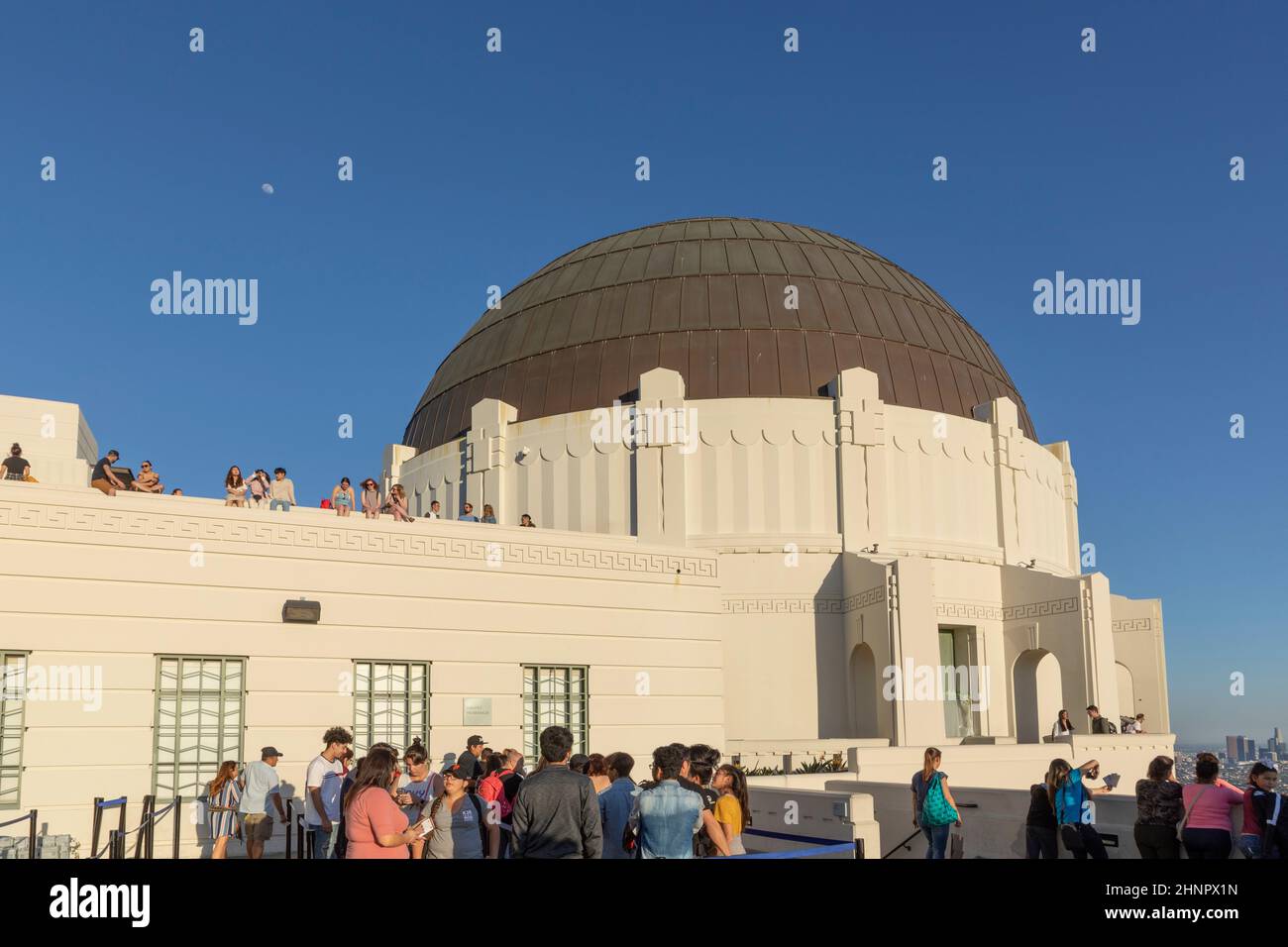 Persone al Griffith Observatory di Los Angeles al tramonto Foto Stock