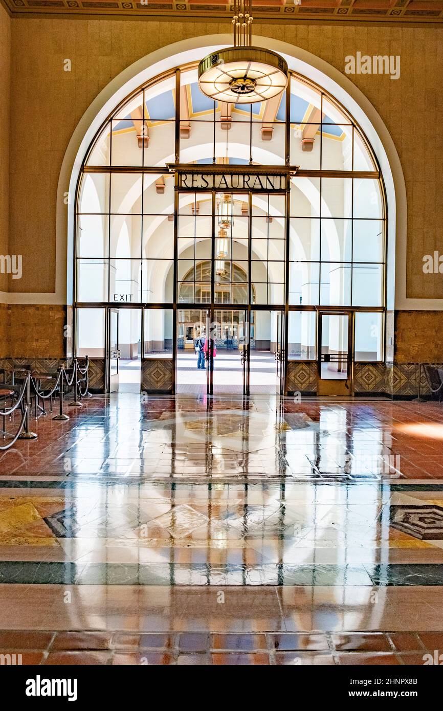 Vista interna della Union Station di Los Angeles. La stazione è la stazione più trafficata degli Stati Uniti occidentali Foto Stock