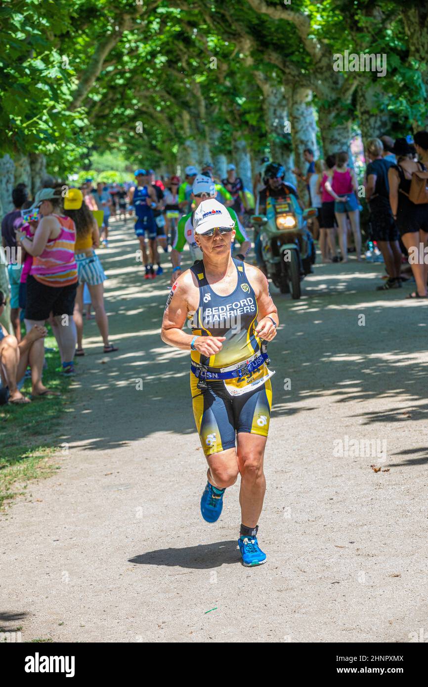 L'atleta femminile Jill Fullen corre un percorso alternativo ombreggiato da alberi all'ironman di francoforte 2019 Foto Stock