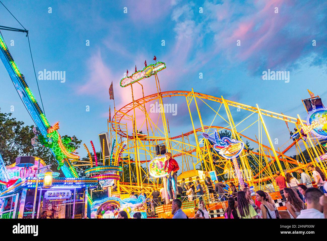 La gente si gode l'Heinerfest di Darmstadt. Si tratta di un festival annuale nel primo fine settimana di luglio e centinaia di fornitori di cibo e divertimento offrono servizi Foto Stock