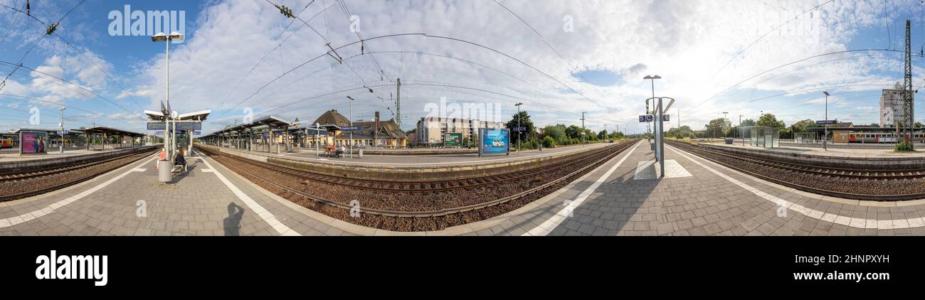 Persone in attesa dei treni regionali alla stazione ferroviaria Frankfurt Hoechst in Germania Foto Stock