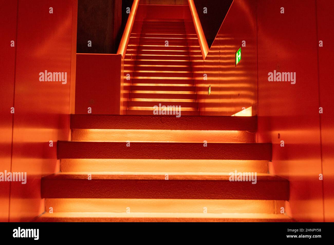 Vista anteriore della bella scala illuminata arancione notevole si trova all'ingresso del museo della Ruhr a Zeche Zollverein, Zollverein carbone miniera di complesso industriale. Foto Stock