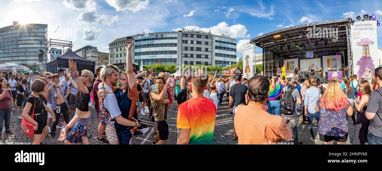 La gente ascolta la musica suonata al Christopher Street Day di Francoforte Foto Stock