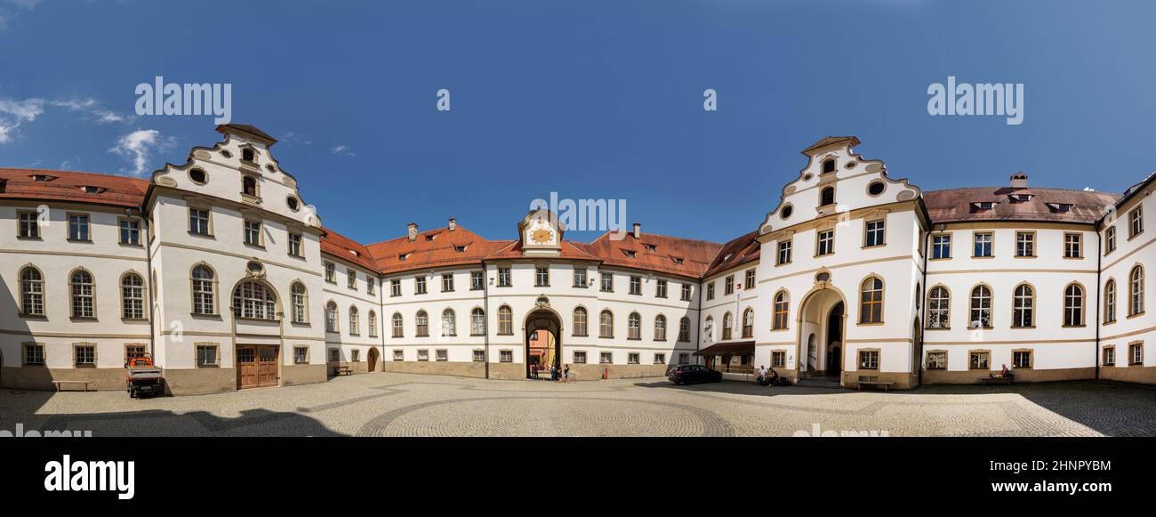 Museo di Fuessen (o Fussen in inglese). Il Museo di Fuessen ospita una collezione di arte, manufatti, liuti e violini in un'ex abbazia benedettina in stile barocco Foto Stock