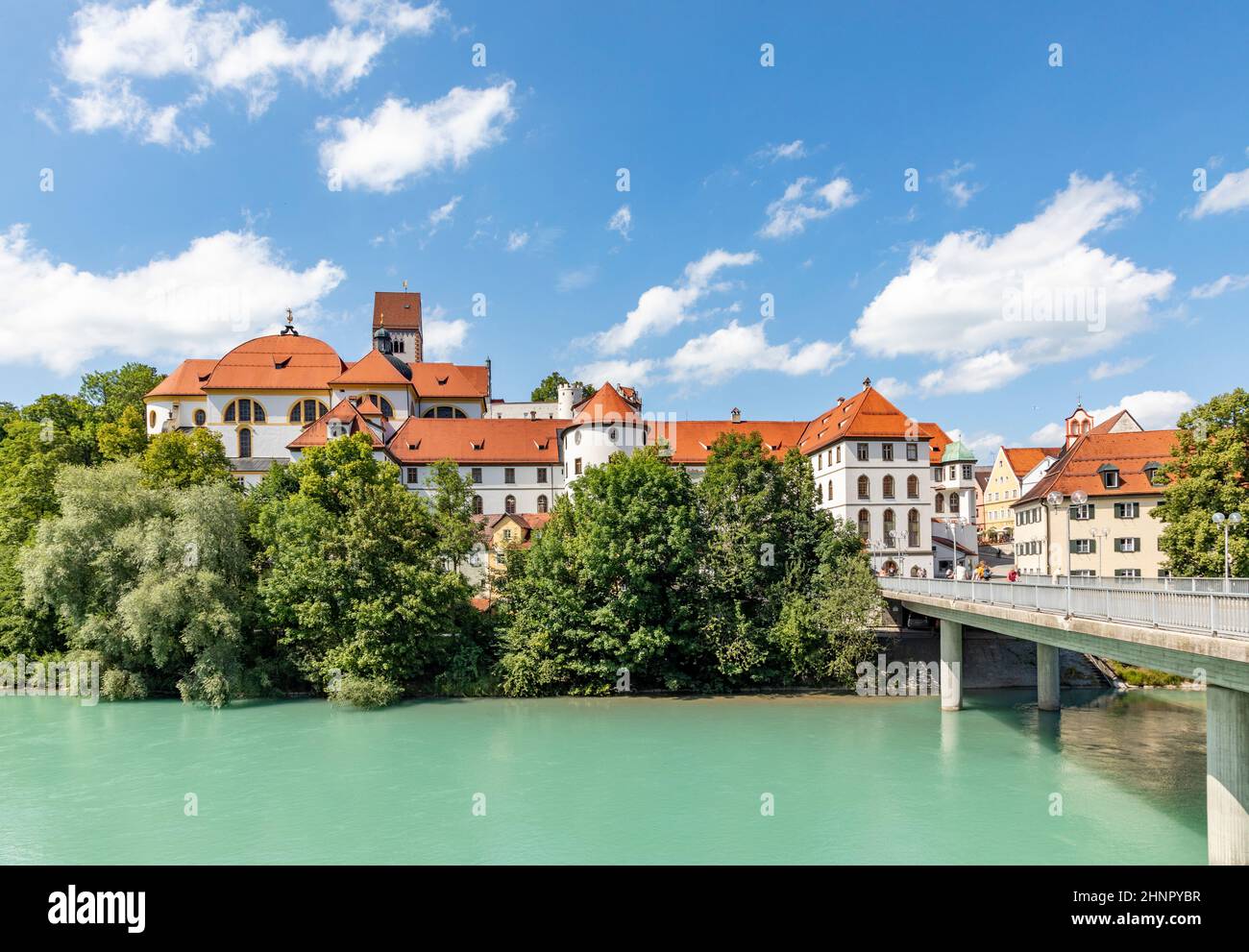 Palazzo alto e monastero di Saint Mang a Fuessen sul fiume Lech, Germania Foto Stock