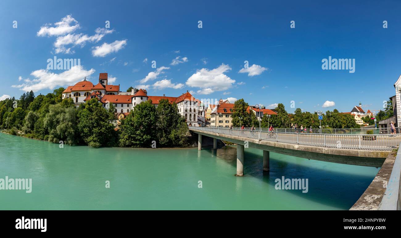 Palazzo alto e monastero di Saint Mang a Fuessen sul fiume Lech, Germania Foto Stock