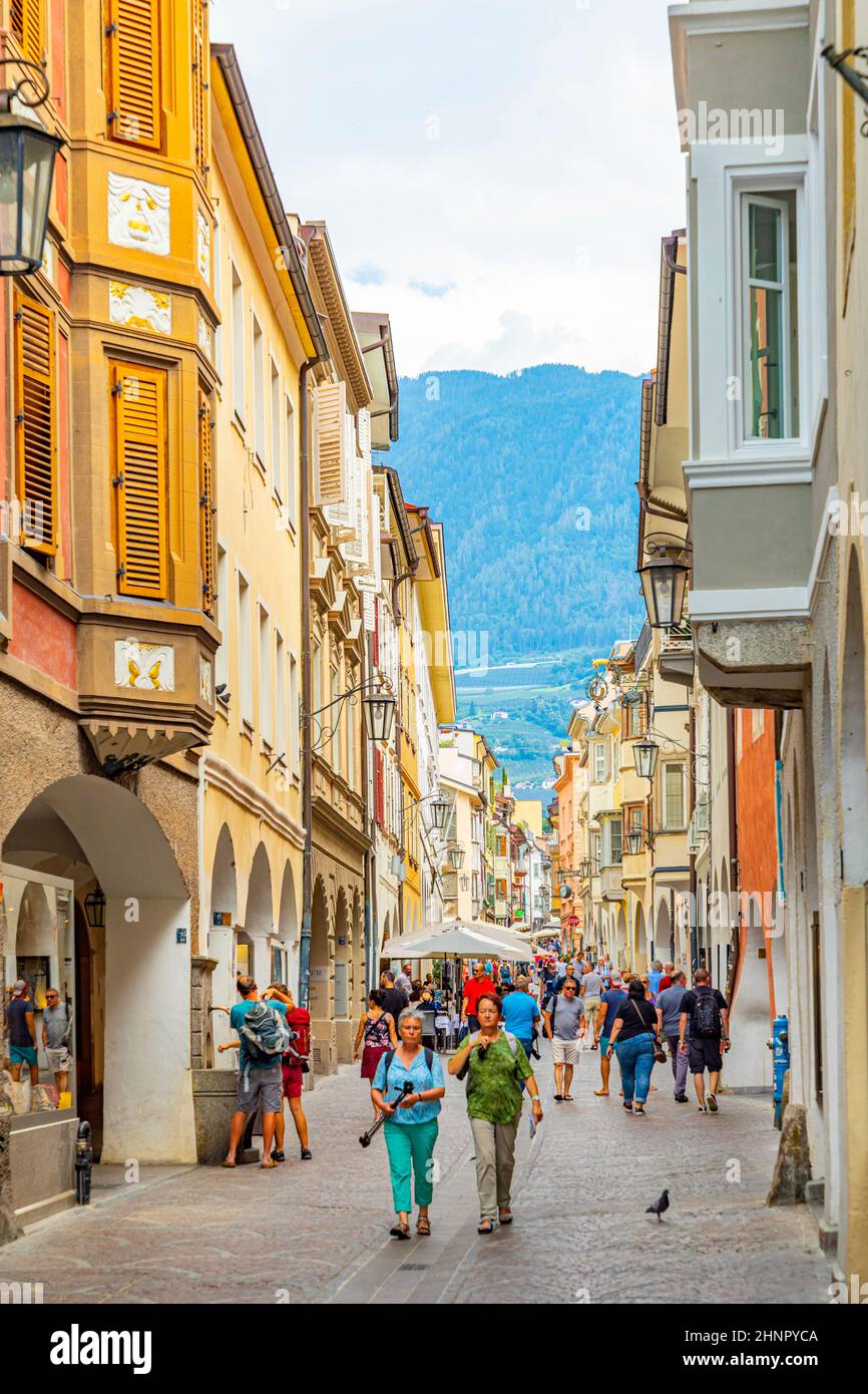 Scenario stradale di Laubengasse nel distretto principale di Merano con molti pedoni. Merano. Alto Adige, Italia. Foto Stock