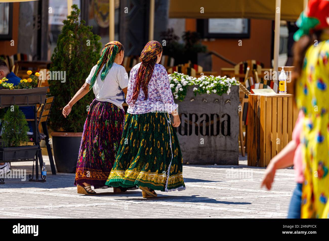 Donne zingari nelle strade di Brasov in Romania Foto Stock