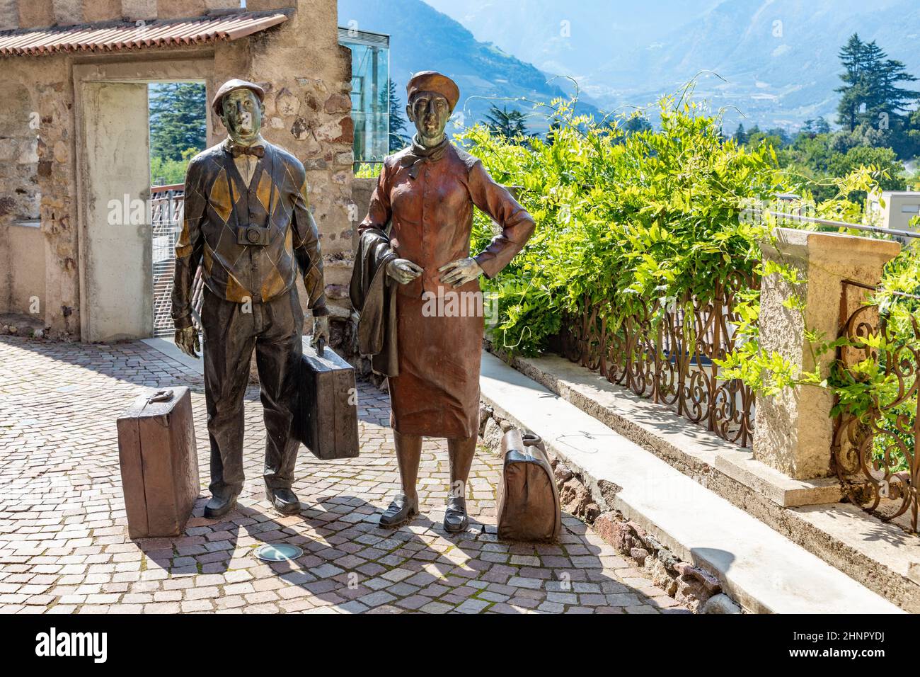 Statua di turisti in stile del 60s nel Touriseum situato nel castello Trauttmansdorff, Alto Adige, Italia Foto Stock