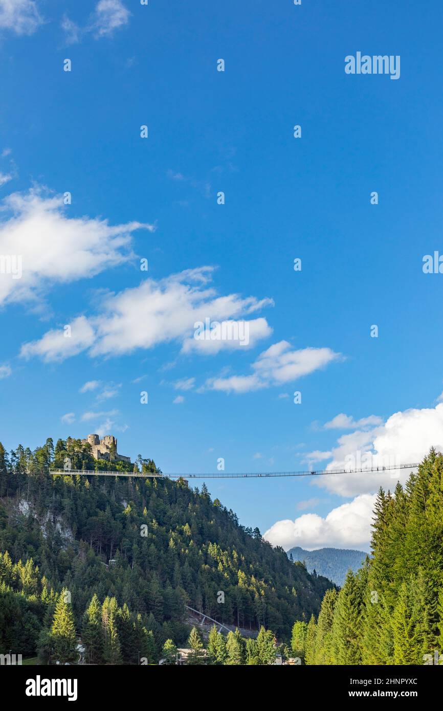 il più grande ponte sospeso di europes collega il castello di Ehrenberg con l'altro lato della valle a Reute Foto Stock