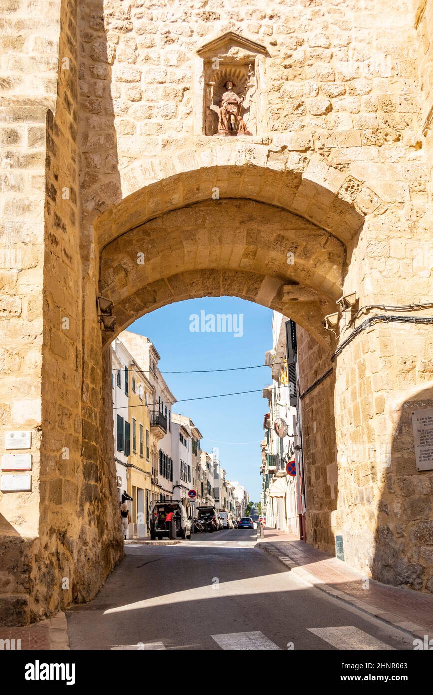 Primo piano della storica porta in pietra della città di Mahon Menorca contro un cielo blu illuminato dal sole Foto Stock
