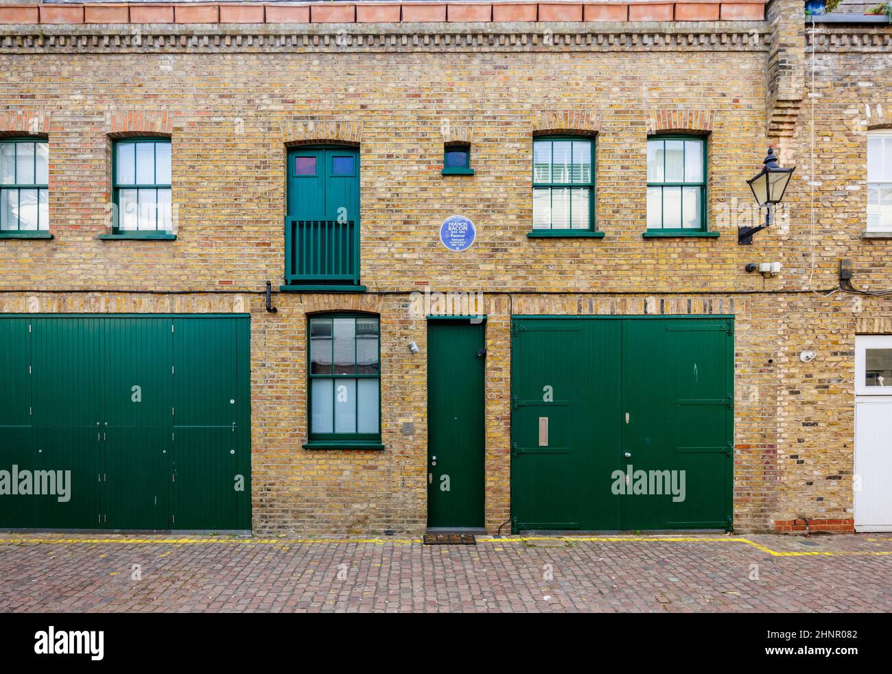 Placca blu fuori dalla casa e studio del pittore Francis Bacon a Reece Mews a South Kensington, Londra SW7 Foto Stock