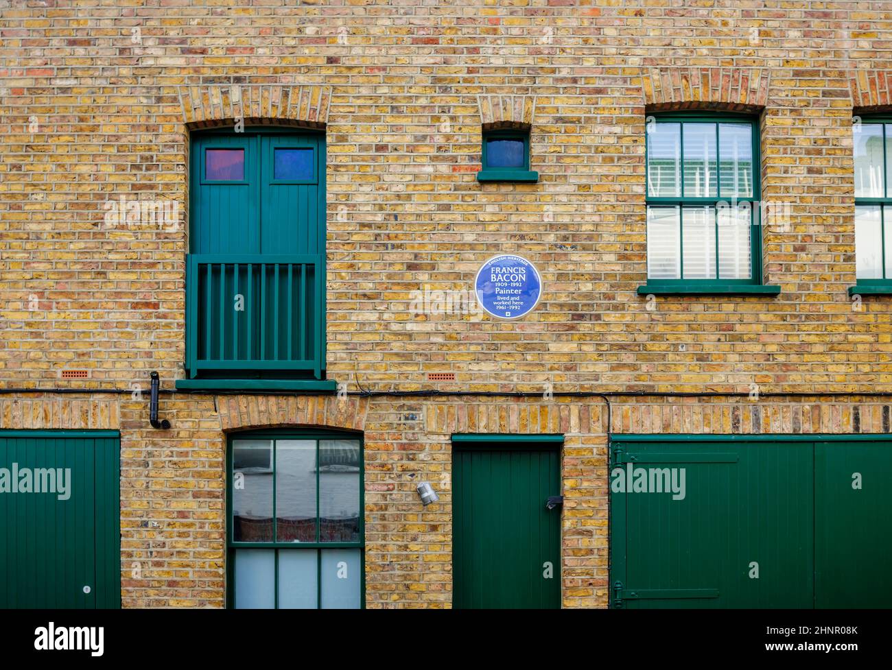 Placca blu fuori dalla casa e studio del pittore Francis Bacon a Reece Mews a South Kensington, Londra SW7 Foto Stock