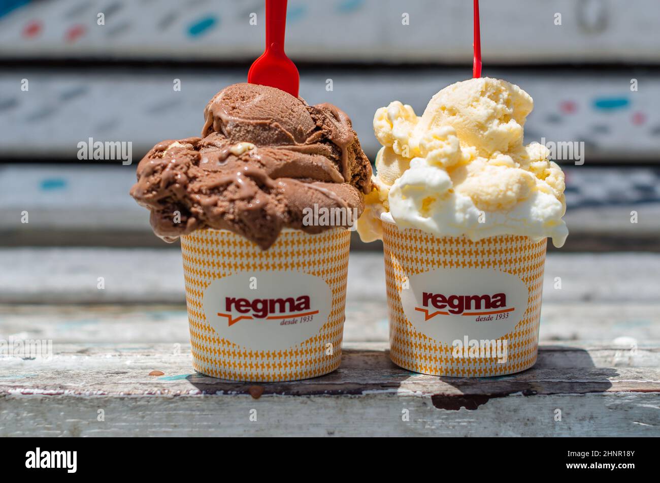 SANTANDER, SPAGNA - 11 LUGLIO 2021: Due pentole di gelato Regma. La gelateria Regma, fondata a Santander nel 1933, è famosa nel nord della Spagna Foto Stock