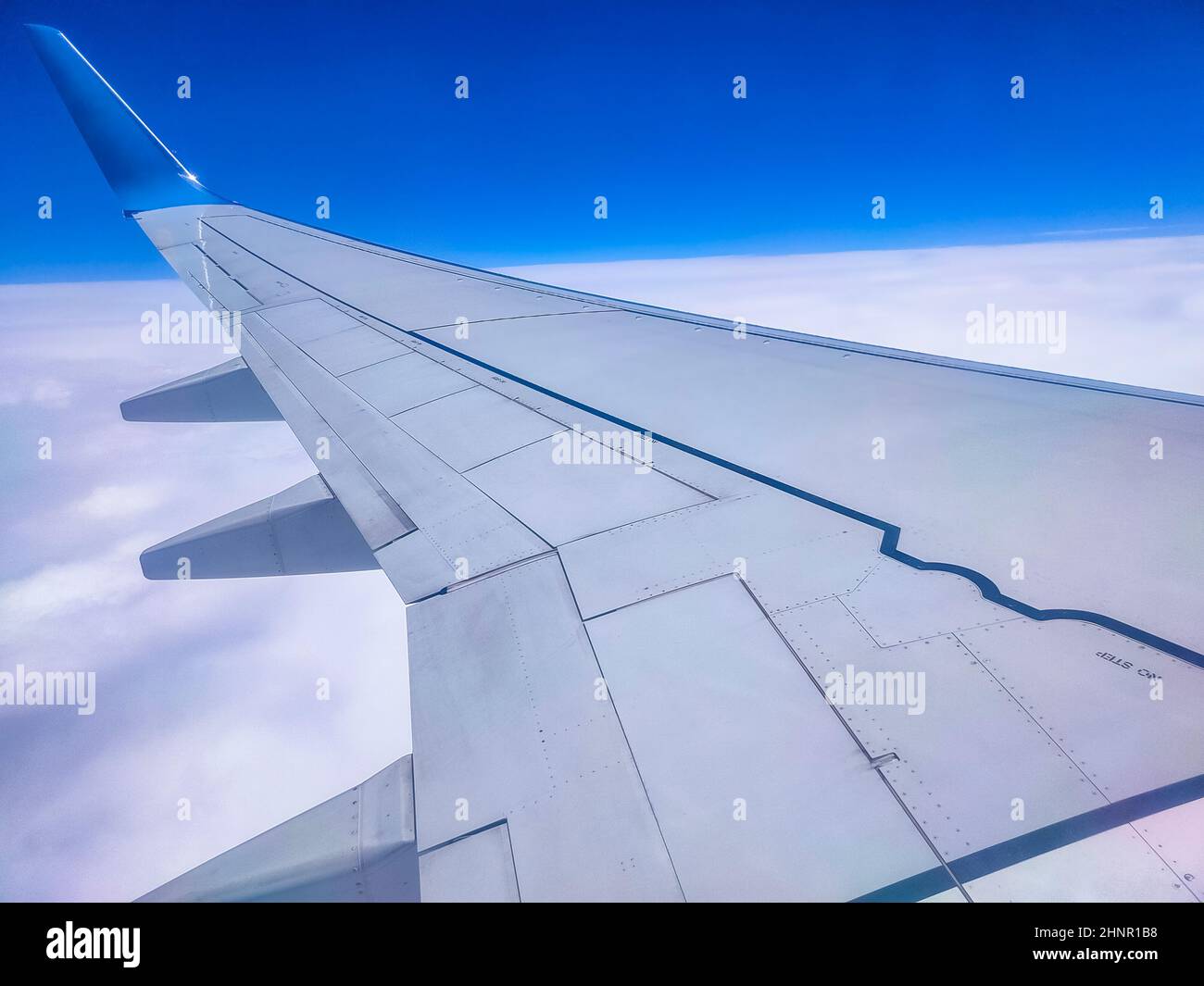 Vista da un aereo su un cielo blu e nuvole bianche. Foto Stock