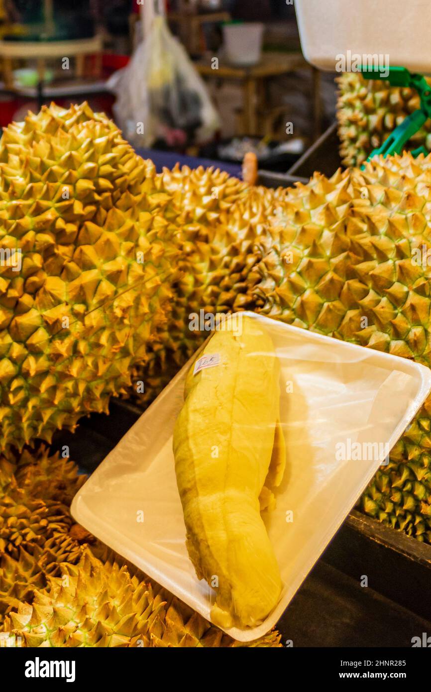 Puzzolente grande frutta dura Thai Night Market Street food Bangkok. Foto Stock