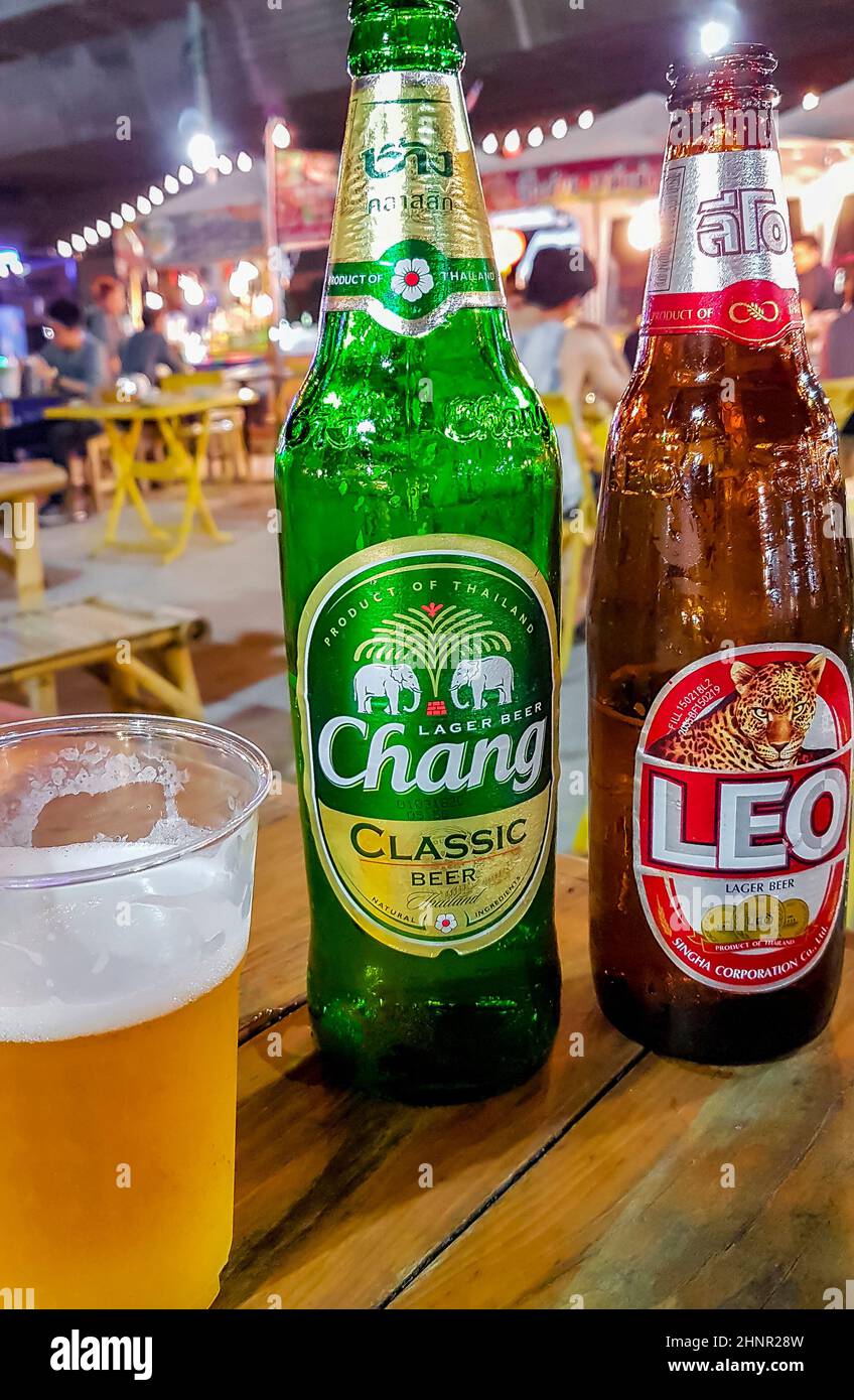 Chang Leo birra Thai notte mercato Street food Bangkok Thailandia. Foto Stock