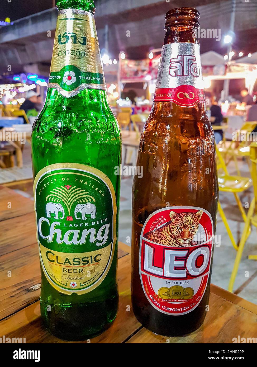 Chang Leo birra Thai notte mercato cibo di strada, Bangkok, Thailandia. Foto Stock
