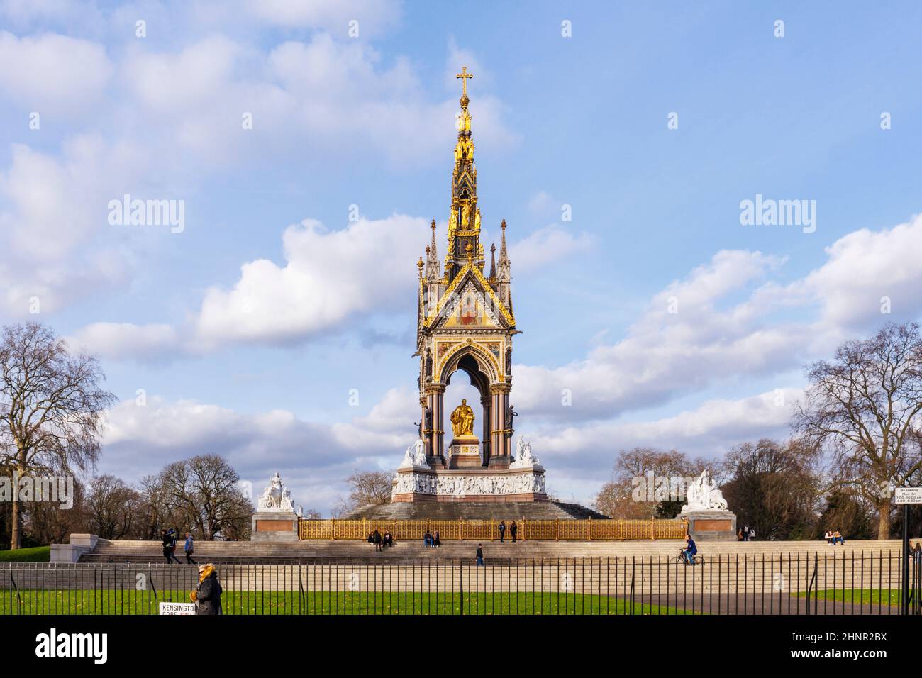 Il Gothic Revival Style Albert Memorial a Kensington Gardens, City of Westminster, London W2 visto da Kensington Gore in un pomeriggio in inverno Foto Stock