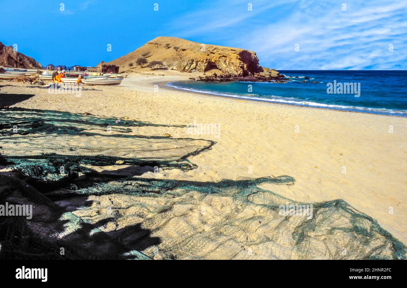 Barche e rete di pescatori alla spiaggia di Quantab Foto Stock
