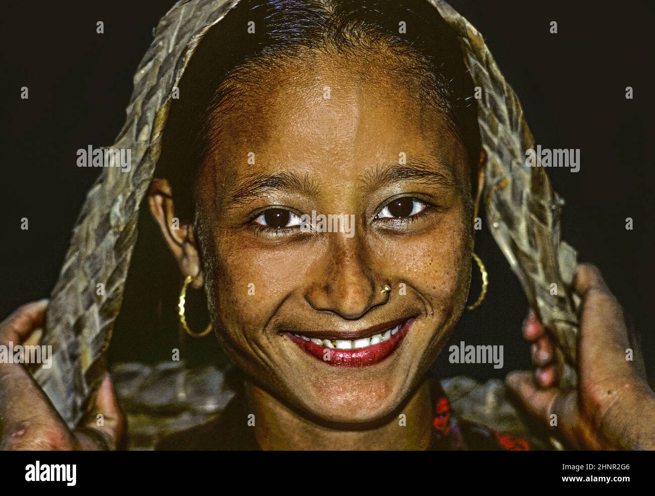 La ragazza giovane è felice e sorride a Pokhara, Nepal Foto Stock