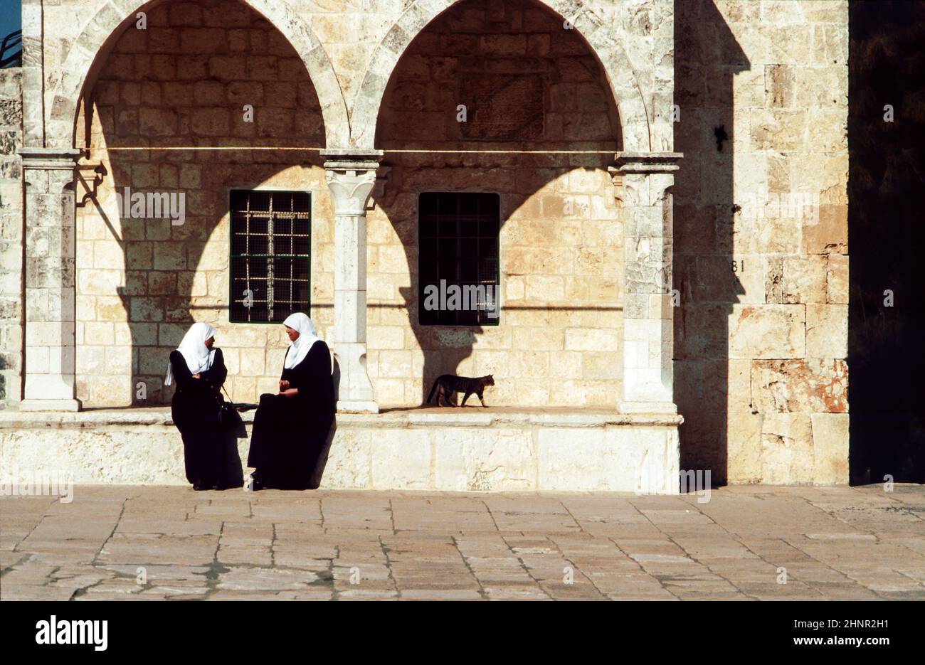 le donne arabe siedono alle mura del tempio Foto Stock