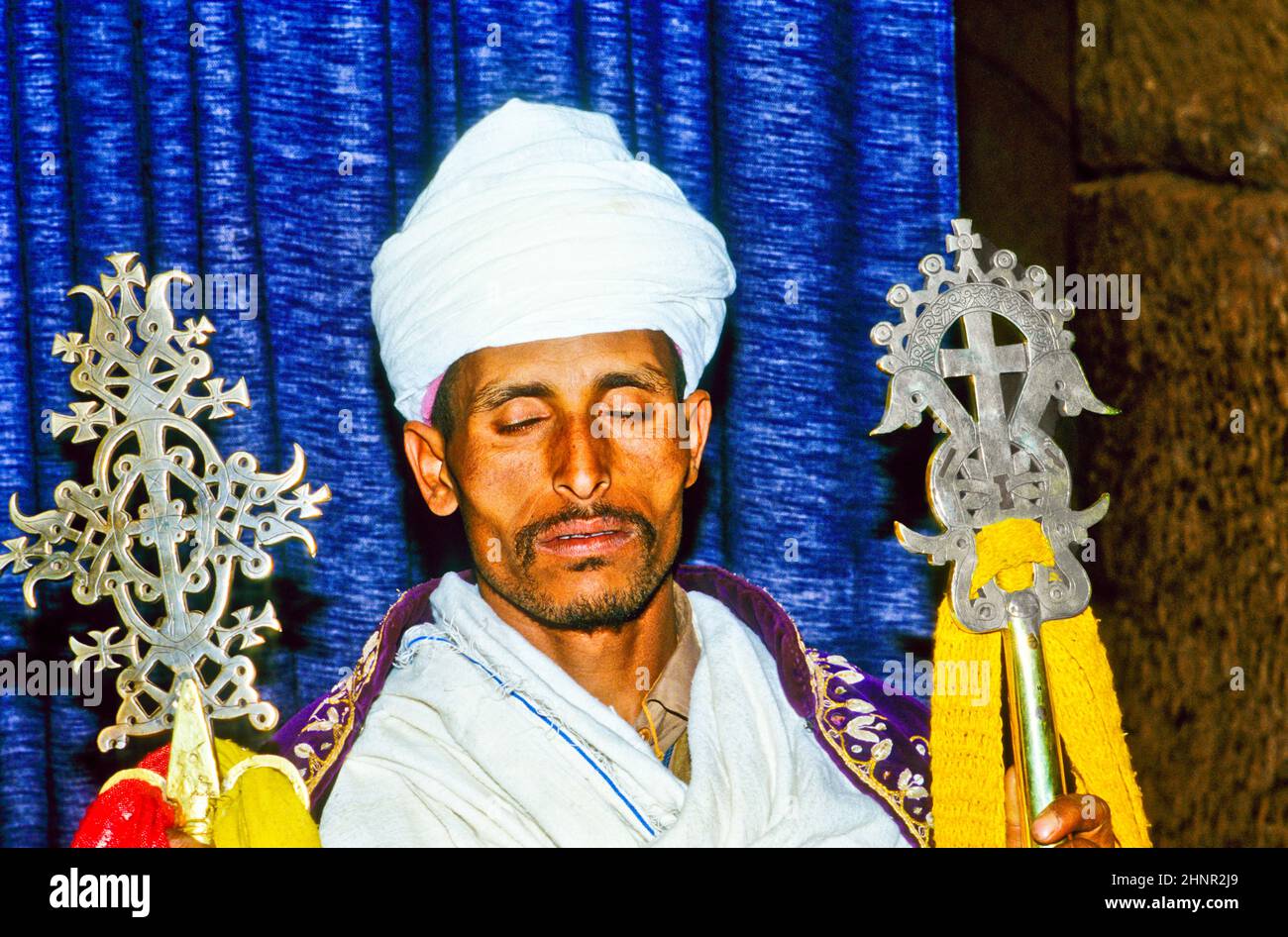 Sacerdote copto in Etiopia nella sua chiesa Foto Stock