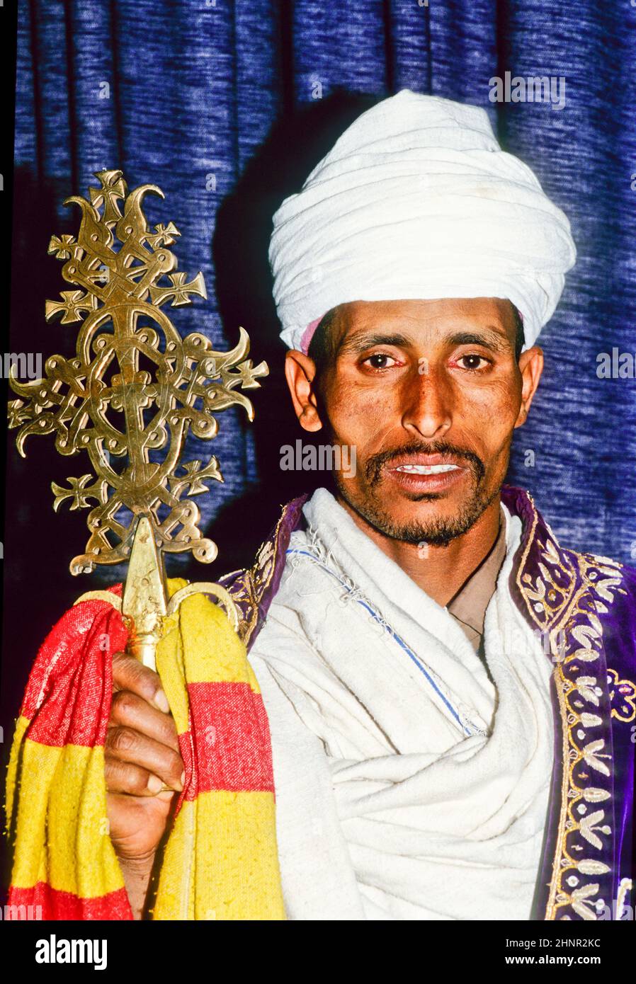 Sacerdote copto in Etiopia nella sua chiesa Foto Stock
