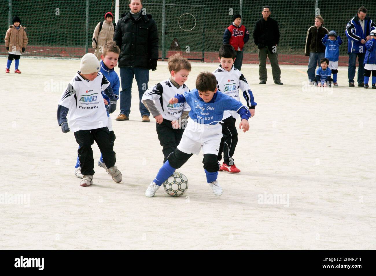 i bambini giocano a calcio in inverno in un'arena all'aperto Foto Stock