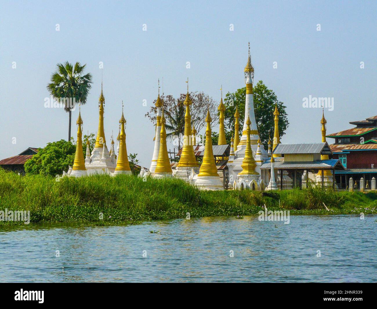 Belle pagode al tempio a Inle Lake Foto Stock