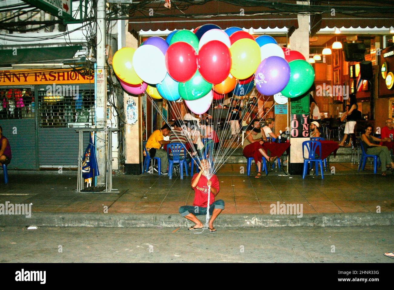 L'uomo attende i turisti in Khaosan Road per vendere palloncini Foto Stock