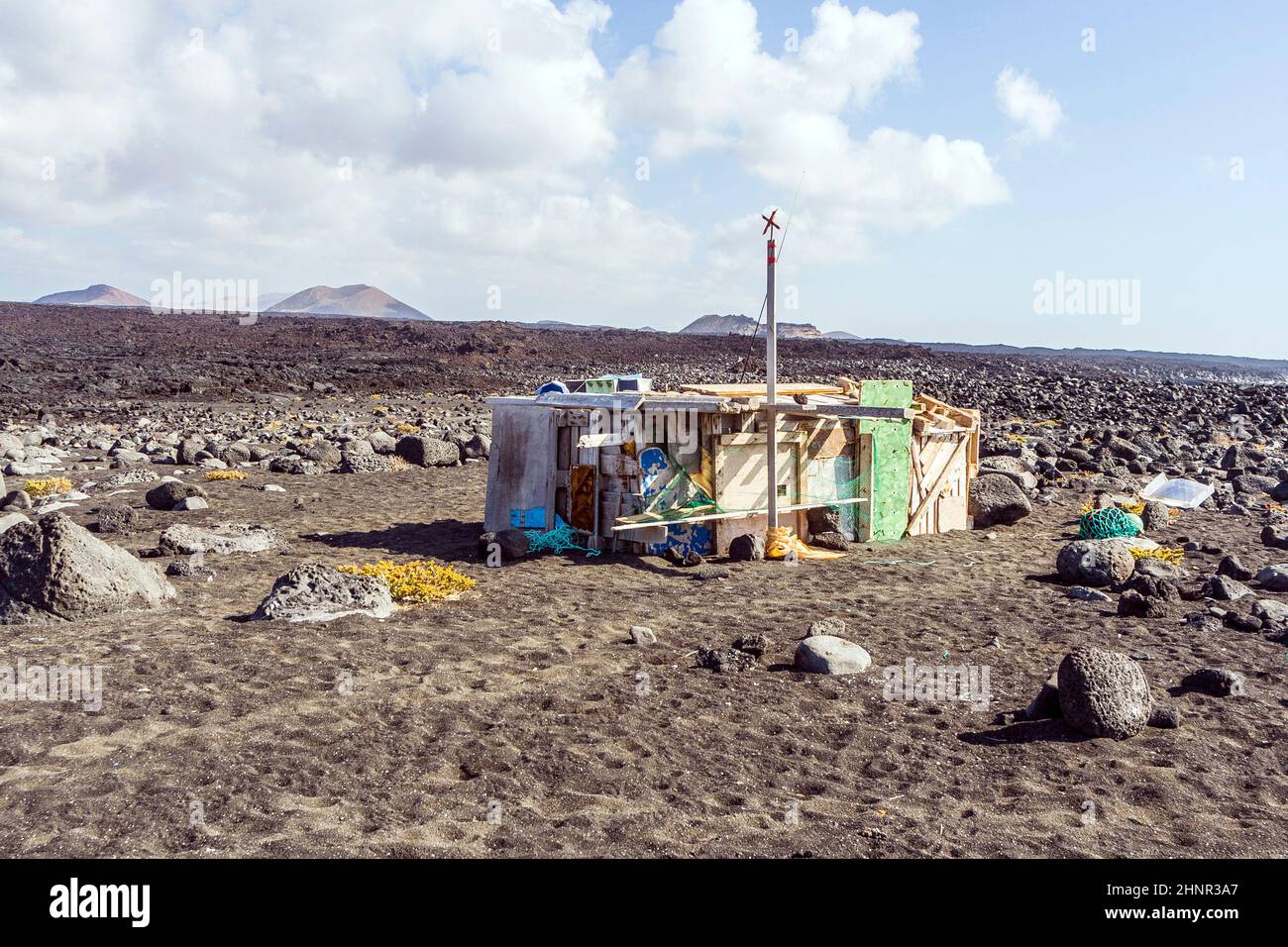 Rifugio fishermans sulla spiaggia vulcanica di Timanfaya Foto Stock