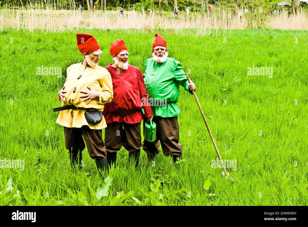 Tre gnomes giardino Godetevi i bambini al festival per l'inaugurazione del nuovo Quellenpark Foto Stock