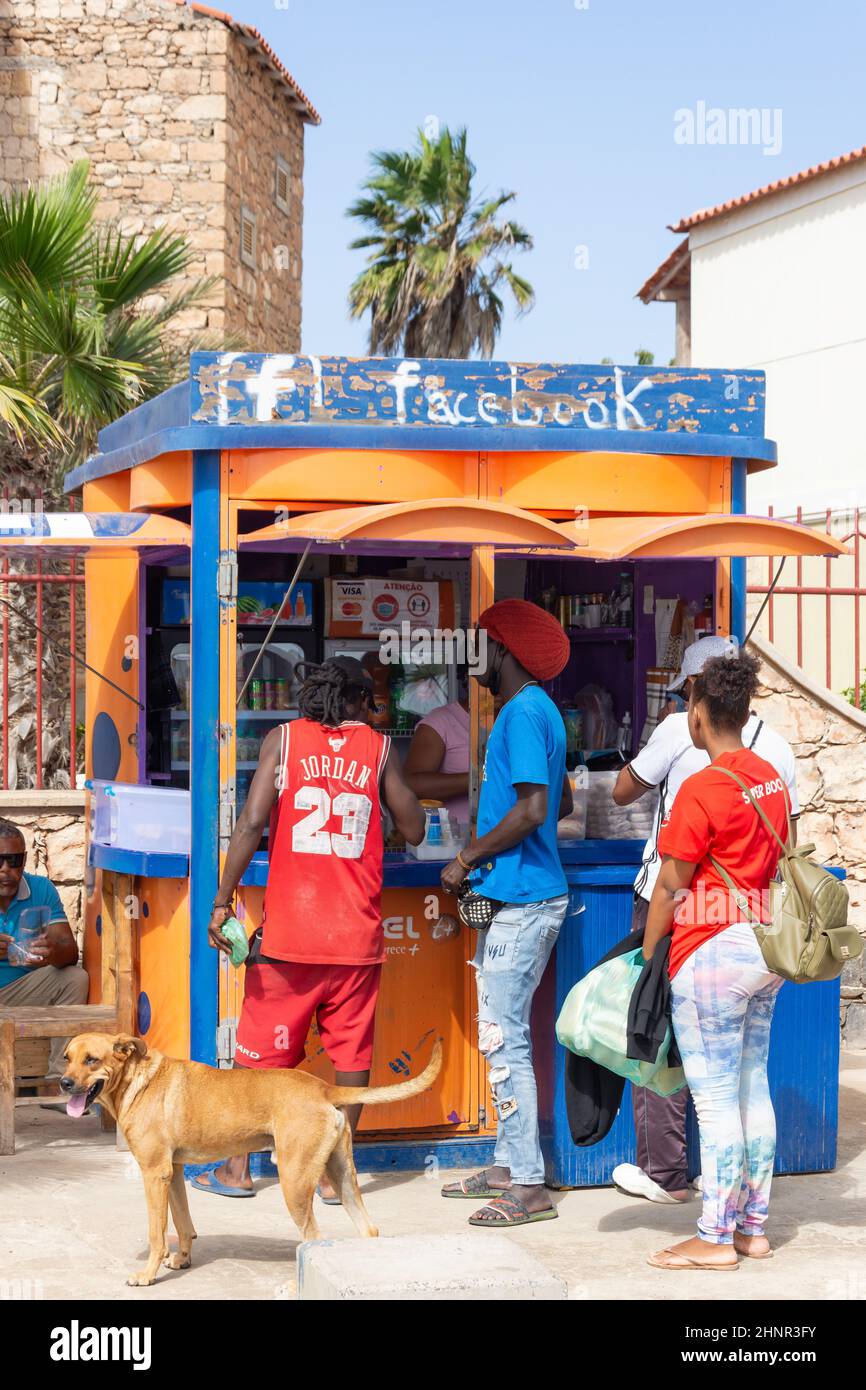 Chiosco di cibo e bevande sulla strada lungomare, Rua Kuamen'Kruma, Santa Maria, SAL, República de Cabo (Capo Verde) Foto Stock