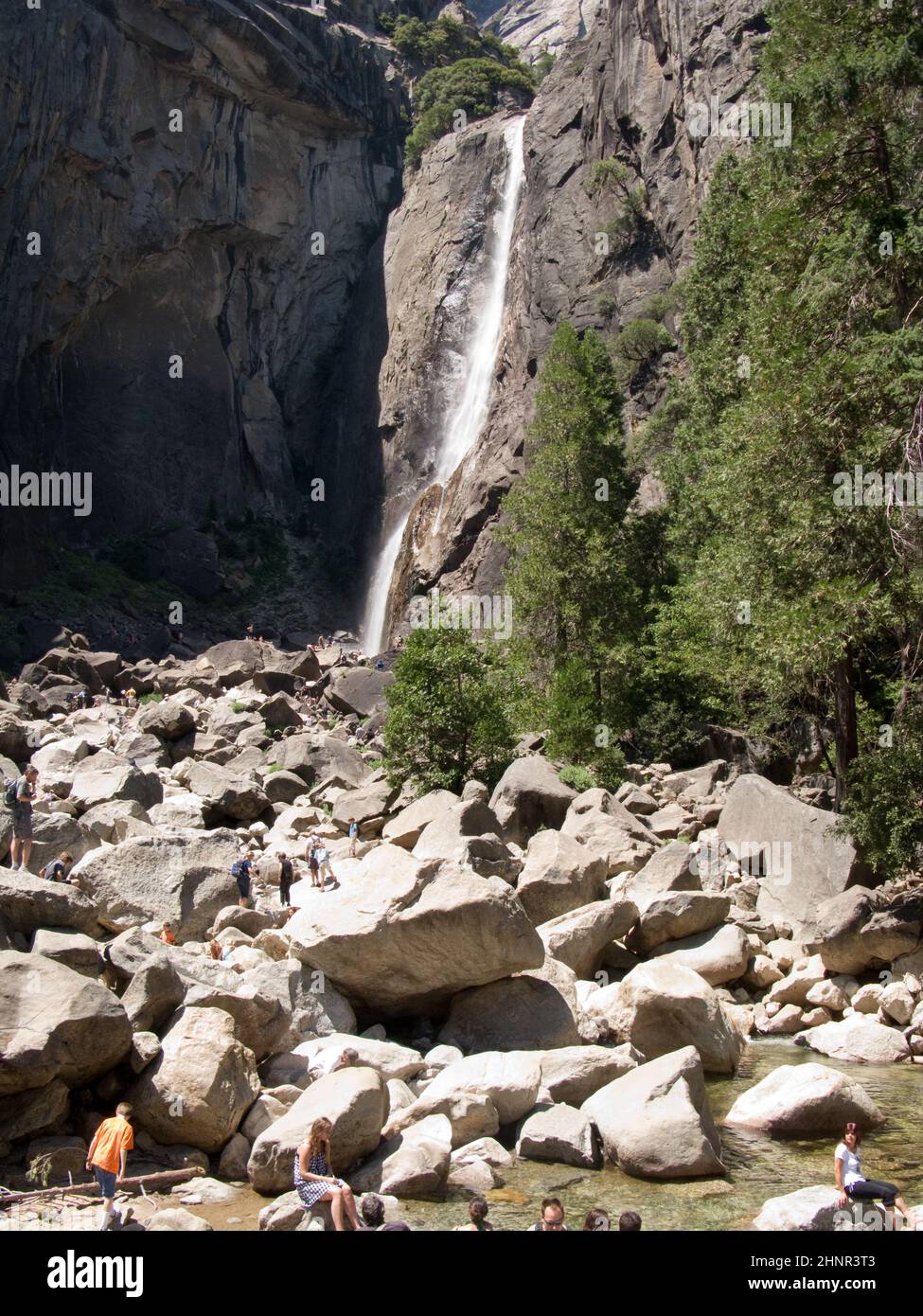 La gente gode la cascata alle cascate di Yosemite superiore e inferiore Foto Stock